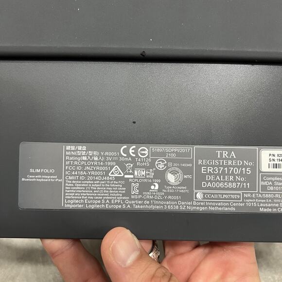 Logitech Slim Folio Keyboard Case for Apple iPad 5th/6th Gen. - Black - Picture 5 of 6